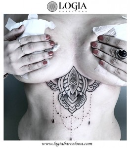 tatuaje-pechos-atrapasueños-Logia-Barcelona-Dasly    